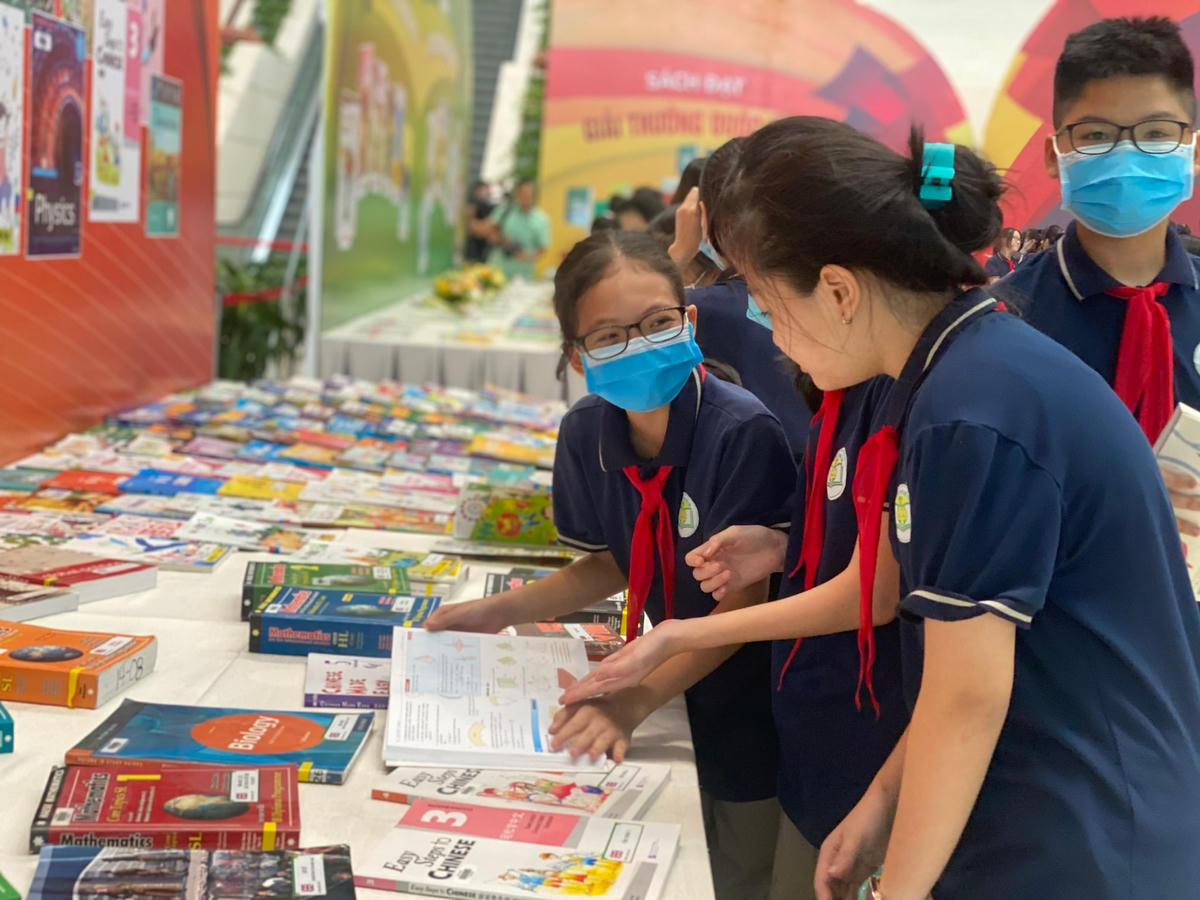 Học sinh tham khảo sách giáo khoa Việt Nam và các nước.