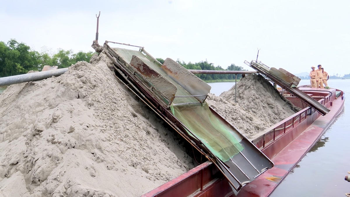 Quá trình kiểm tra, khối lượng cát trên mỗi sà lan ước tính bình quân từ 70-90 m3.