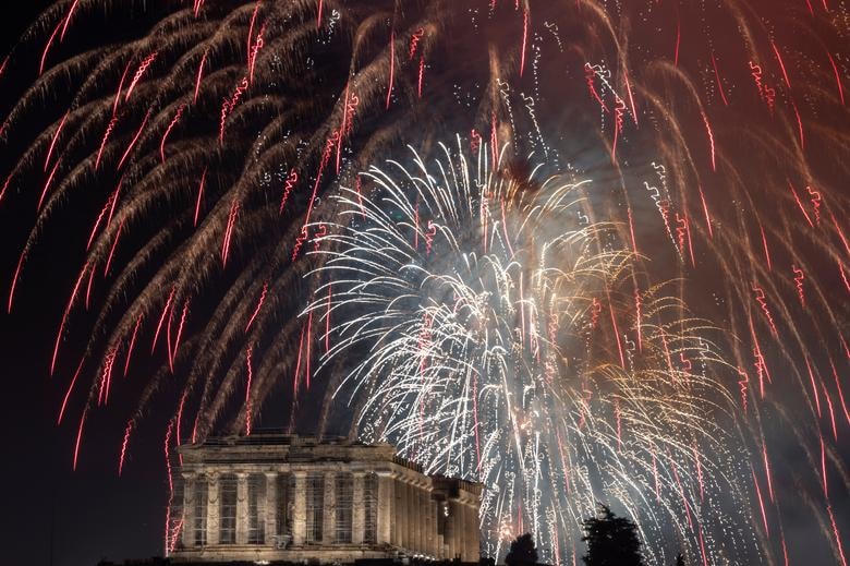 Pháo hoa trên ngôi đền Parthenon cổ kính trên đỉnh đồi Acropolis trong lễ đón mừng năm mới ở Athens, Hy Lạp.