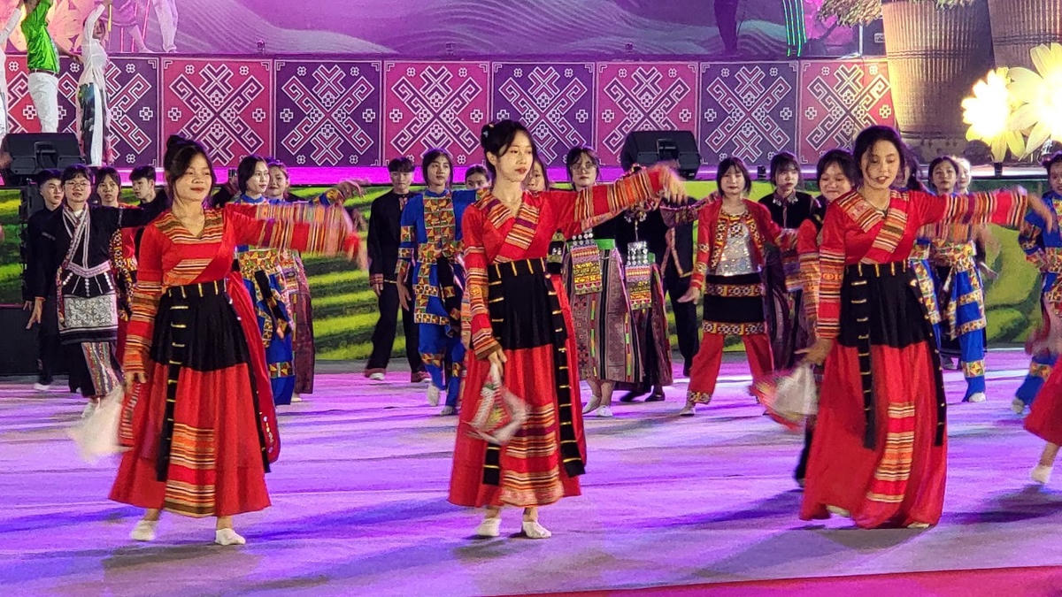 Rộn ràng sắc màu Ngày hội văn hóa các dân tộc rất ít người