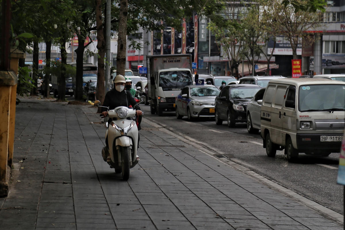 Thậm chí, nhiều người còn ngang nhiên di chuyển trên vỉa hè.