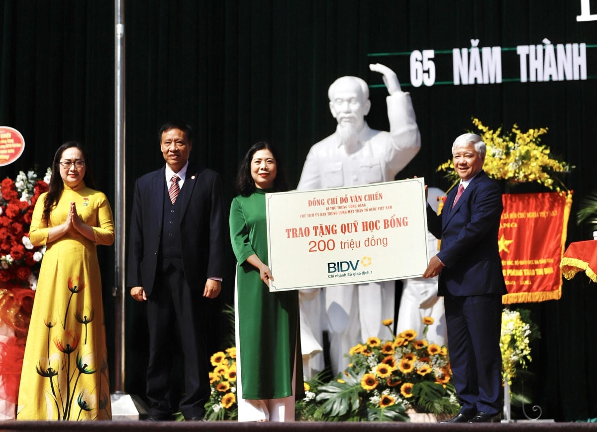 Bí thư Trung ương Đảng, Chủ tịch UBTƯ MTTQ Việt Nam Đỗ Văn Chiến trao tặng Quỹ học bổng 200 triệu đồng cho Trường Phổ thông Vùng cao Việt Bắc.