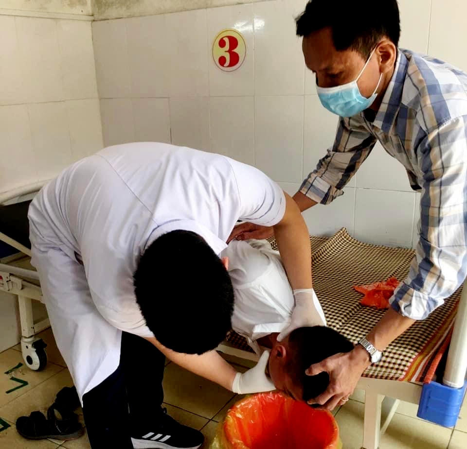 Bác sĩ khuyến cáo nếu trẻ ăn phải hạt quả ngô đồng cần phải làm mọi cách để trẻ nôn ra.