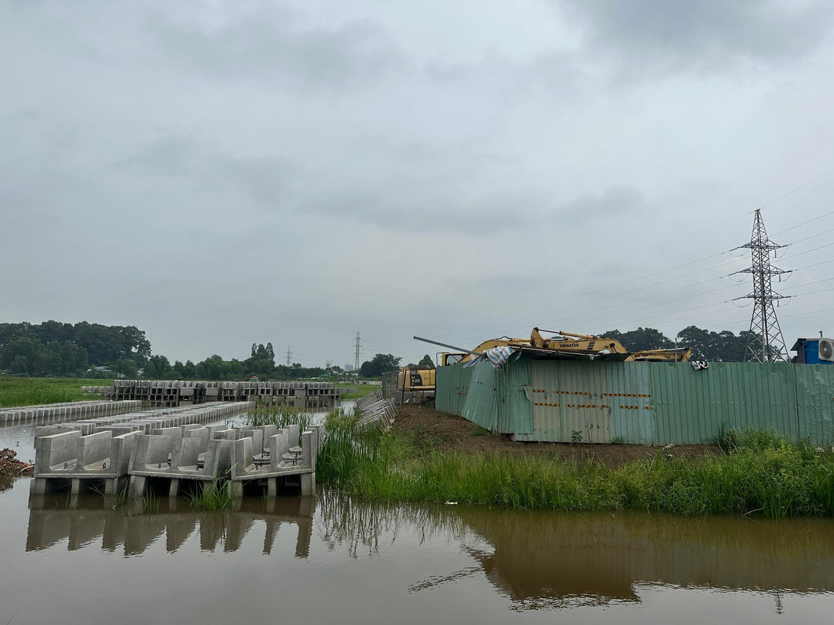 Hàng loạt cấu kiện bê tông ngập trong nước. Ảnh: Mạnh Thìn.