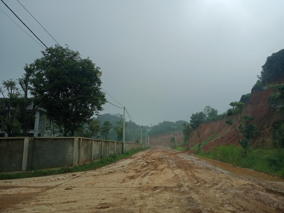 Lối vào khu vực núi Đinh nơi xảy ra vụ việc sạt lở nghiêm trọng khiến 4 người thương vong.