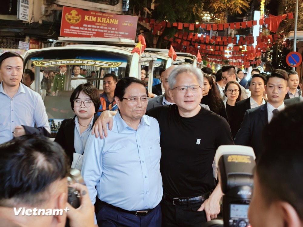 Ông Jensen Huang - CEO Tập đoàn NVIDIA ăn mặc thoải mái dạo phố cùng Thủ tướng Chính phủ Phạm Minh Chính. (Ảnh: Minh Sơn/Vietnam+) vnp_CEO NIVIDIA 2.jpg