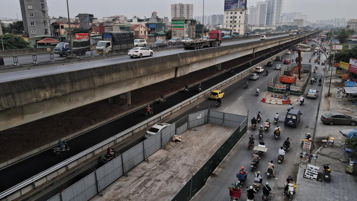 Ùn tắc kéo dài, dân lách rào đi vào làn mở rộng trên đường Nguyễn Xiển