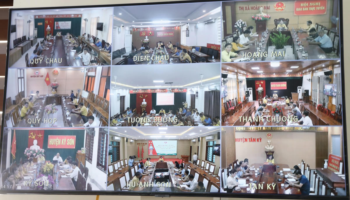 Hội nghị cũng tổ chức theo hình thức trực tuyến tại 21 điểm cầu thuọc 21 huyện thành thị. Ảnh Điền Bắc.