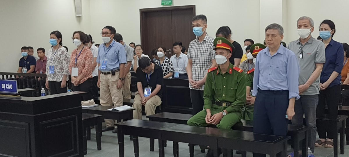 Các bị cáo tại phiên tòa sơ thẩm. Ảnh: Hoàng Việt.