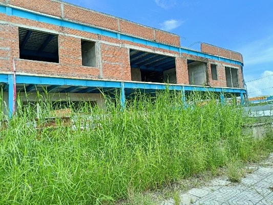 Khu "đất vàng" giành để xây dựng Dự án đầu tư xây dựng Phòng khám đa khoa tư nhân TP Cà Mau đang bị bỏ hoang, gây lãng phí.