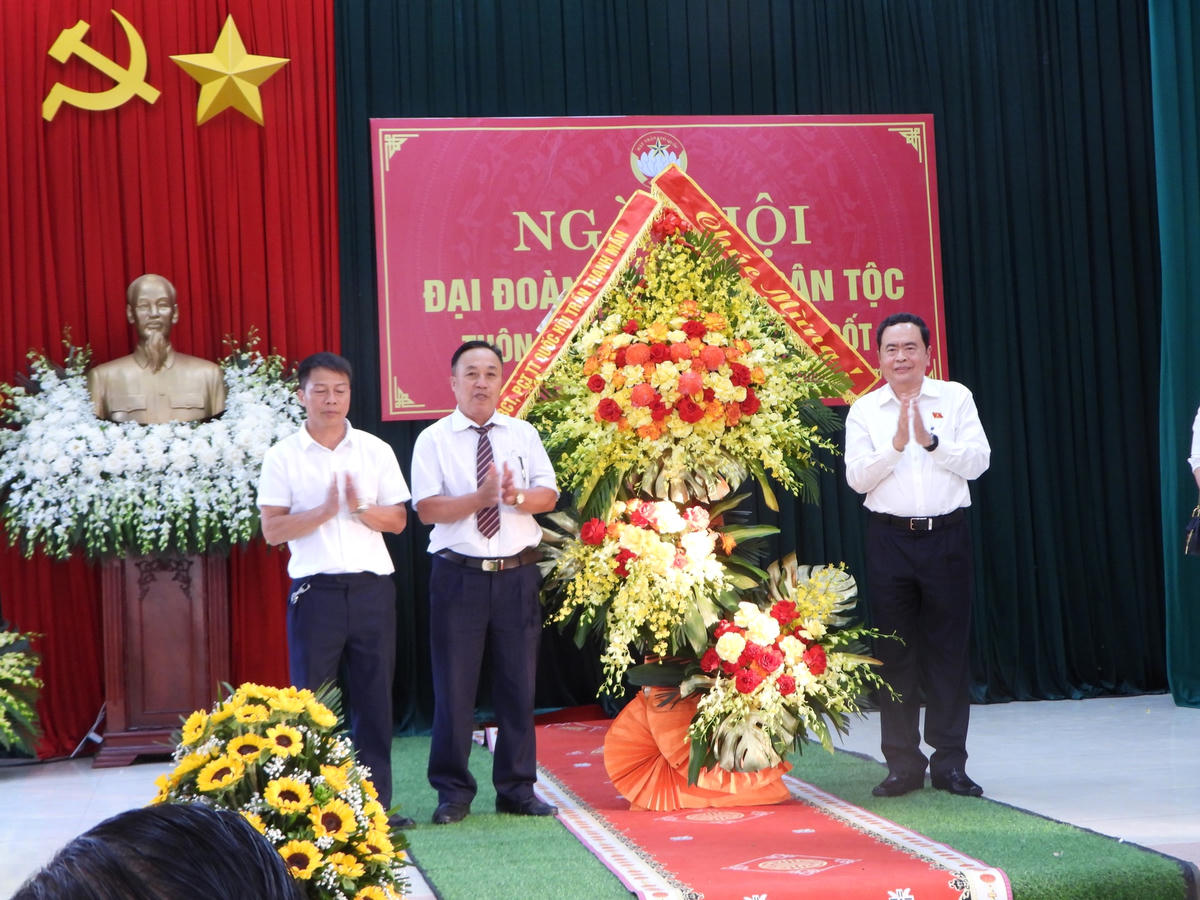 Phó Chủ tịch Thường trực Quốc hội Trần Thanh Mẫn tặng hoa chúc mừng thôn Vân Chung.