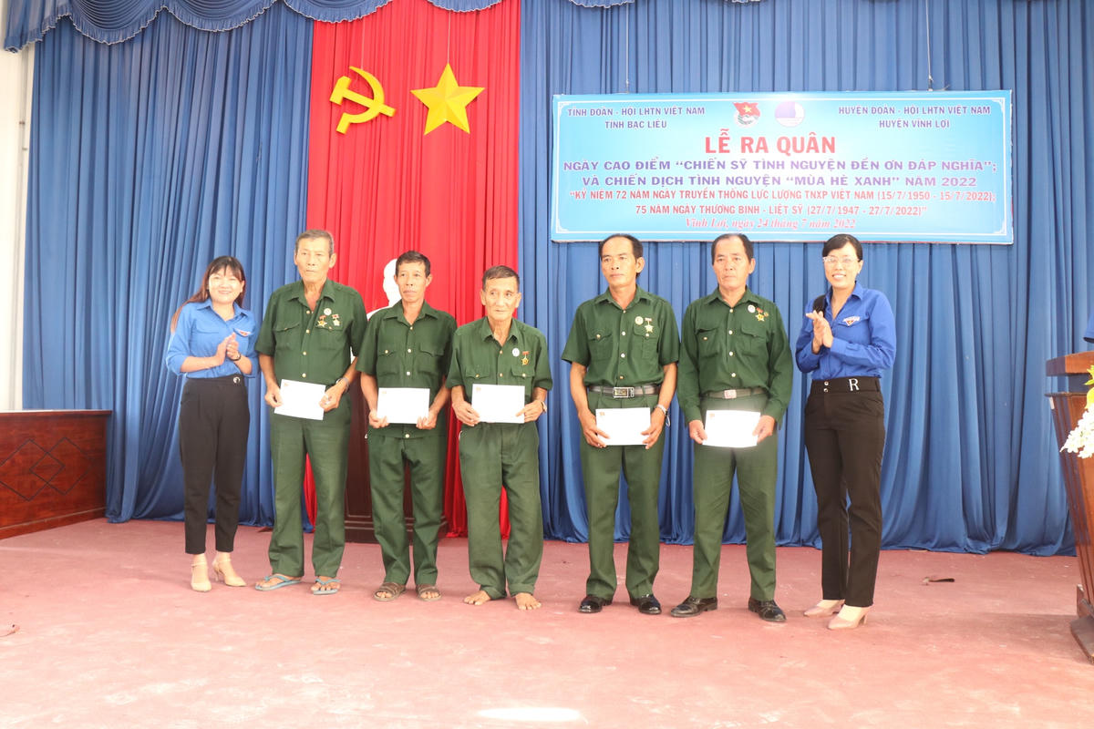 Tuổi trẻ Bạc Liêu tặng quà cho cựu Thanh niên xung phong.