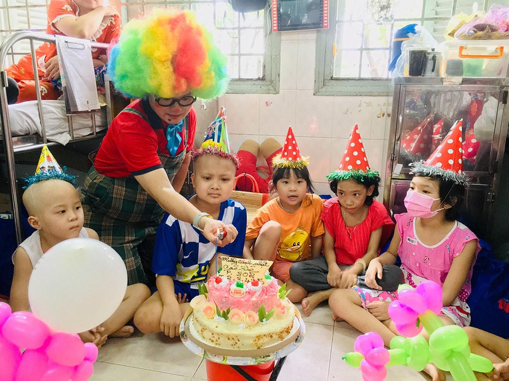 Anh Hải thắp nến, cùng các bé hát bài Happy birthday. 