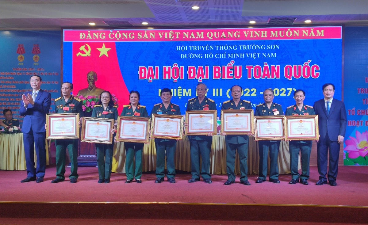 Phó Chủ tịch Phùng Khánh Tài trao Bằng khen của Thủ tướng Chính phủ cho các tập thể, cá nhân Hội Trường Sơn Việt Nam.