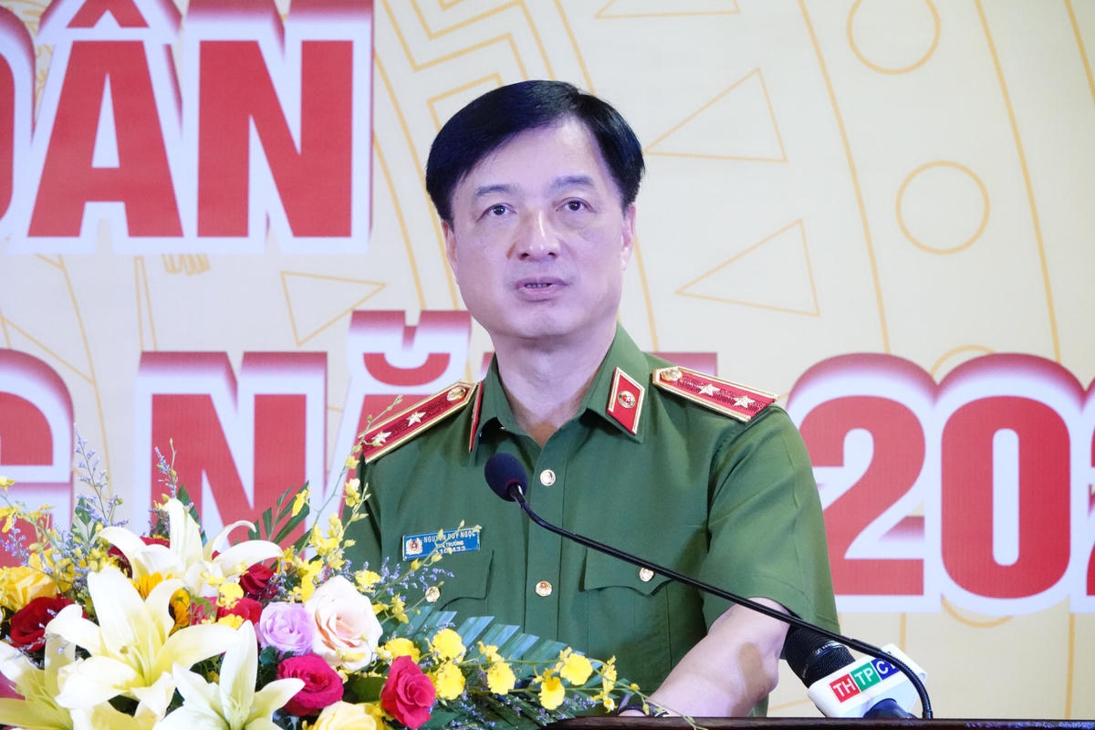 Trung tướng Nguyễn Duy Ngọc dự và chỉ đạo ngày hội.