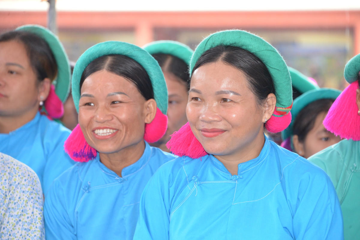 Những khuôn mặt thảnh thơi đi hội.