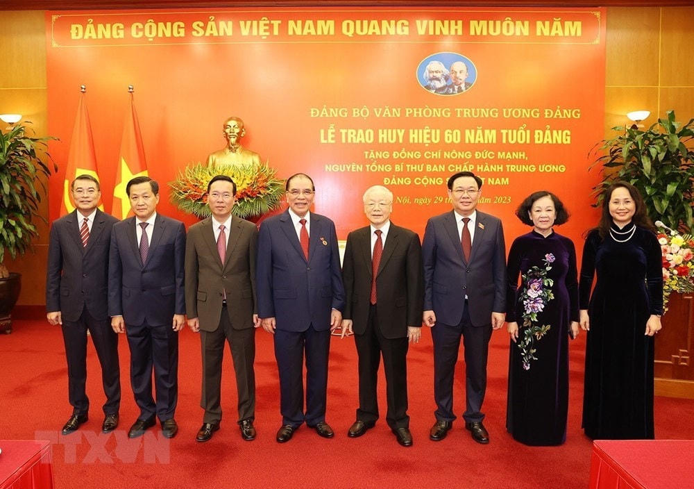 Tổng Bí thư Nguyễn Phú Trọng và nguyên Tổng Bí thư Nông Đức Mạnh cùng các đồng chí lãnh đạo Đảng, Nhà nước. (Ảnh: Trí Dũng/TTXVN).