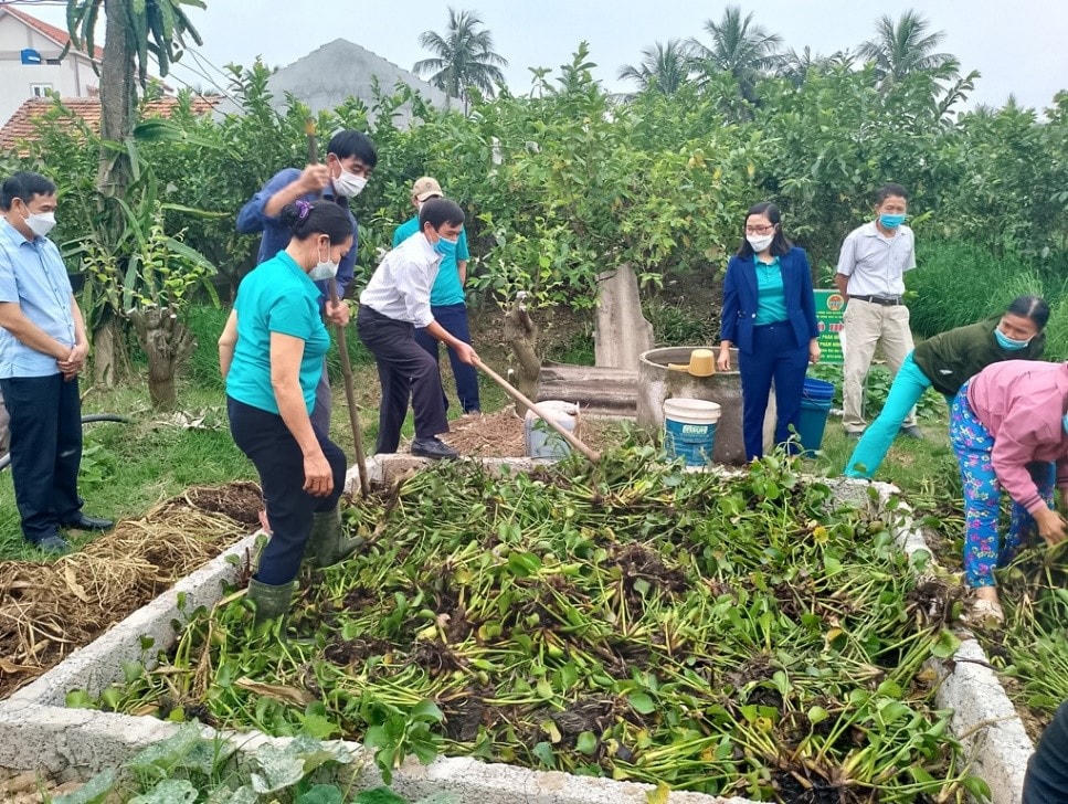 Mô hình chế biến phụ phẩm nông nghiệp thành phân hữu cơ vi sinh tại huyện Quỳnh Lưu, Nghệ An. Ảnh: Nguyễn Anh Tuấn.
