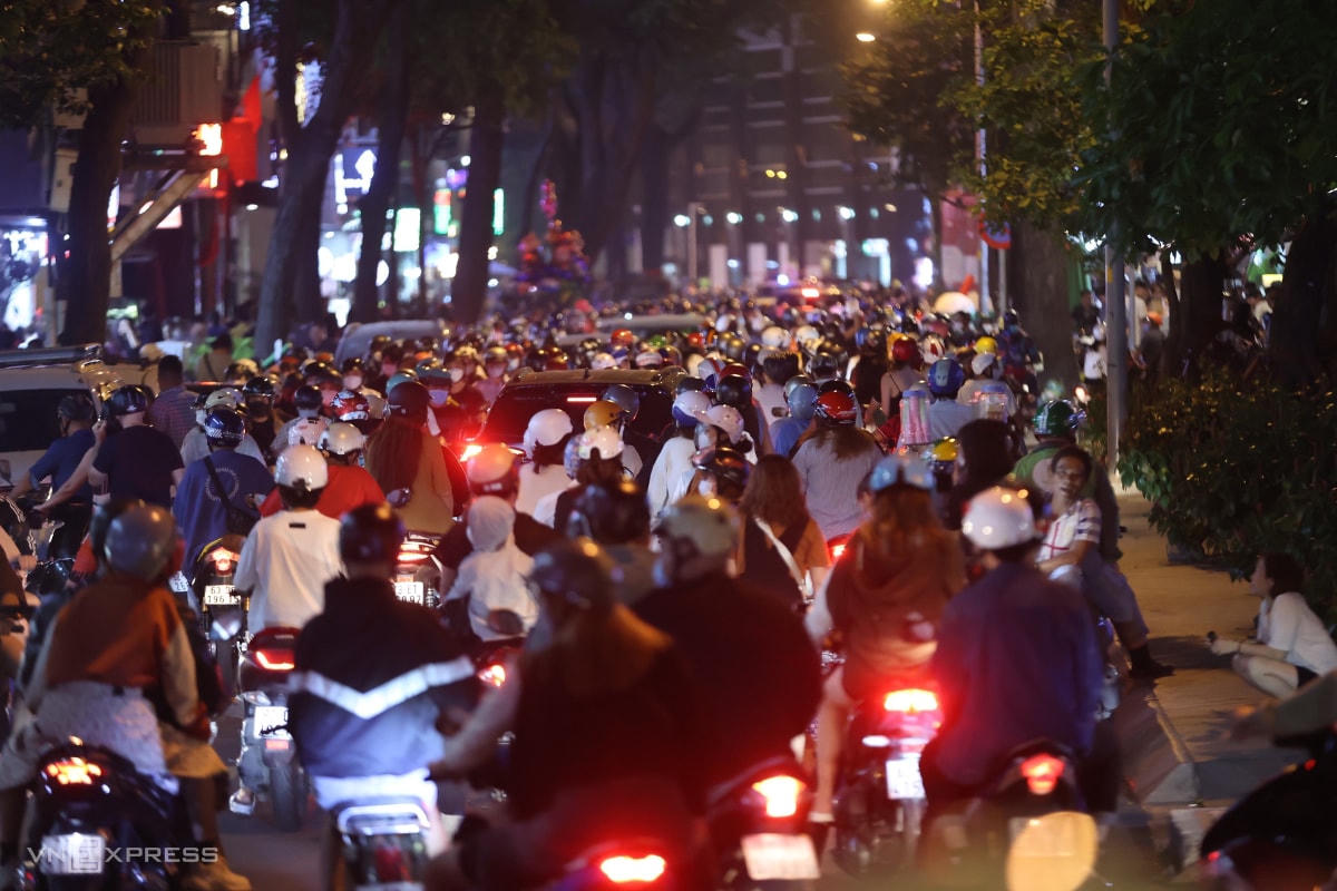Các tuyến đường quanh phố đi bộ như Đồng Khởi, Ngô Đức Kế... ùn tắc vì người đổ về quá đông.