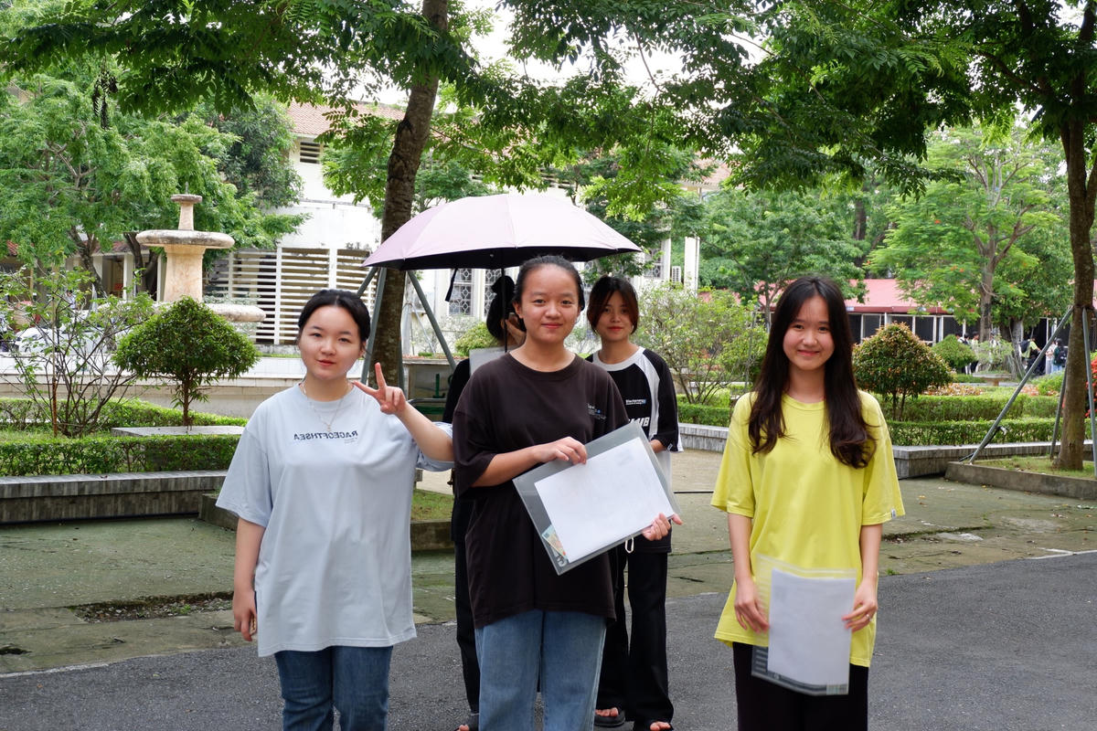 Các thi sinh vui vẻ khi làm xong thủ tục thi.