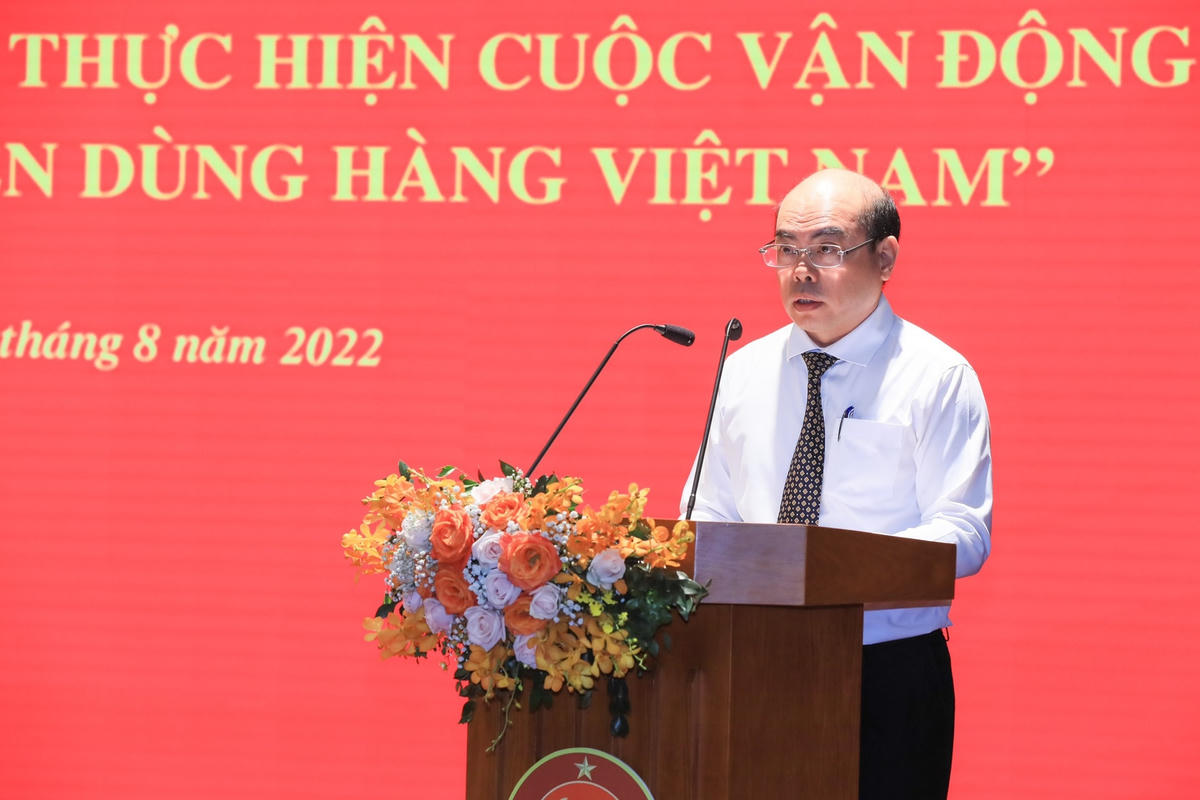 Phó Bí thư thường trực Đảng ủy Agribank đọc tham luận nêu bật những cách làm hay của ngân hàng này, thể hiện sự tham gia tích cực vào Cuộc vận động.