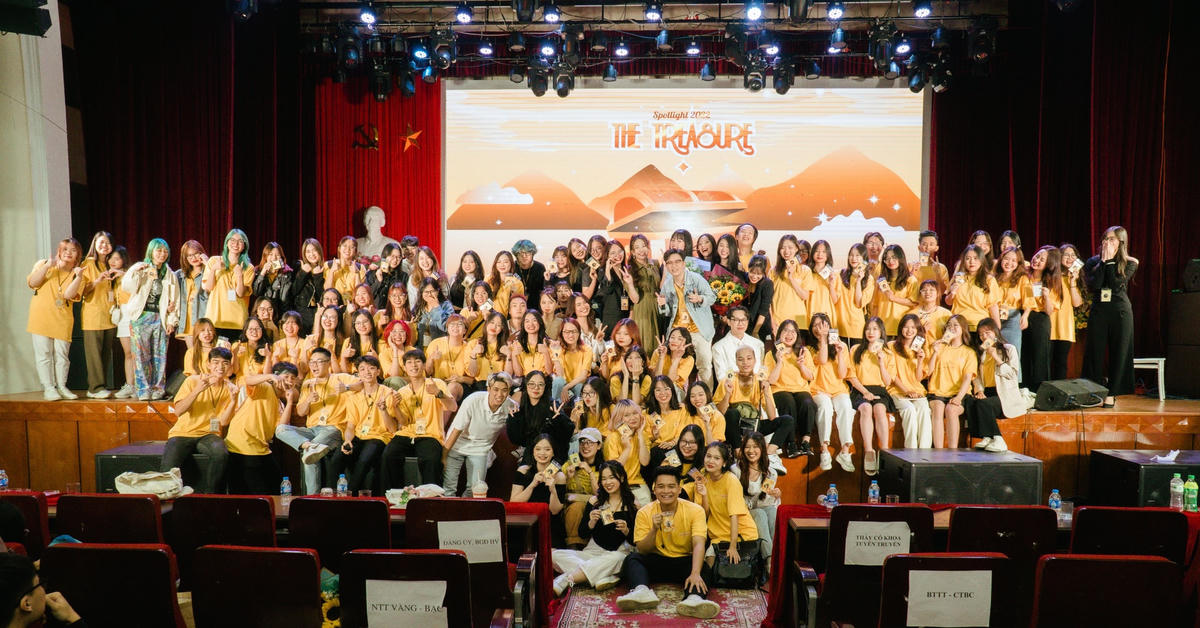 Đêm nhạc hội “Spotlight 2022 - The Treasure” mang đến nhiều cung bậc cảm xúc cho tân sinh viên K42.