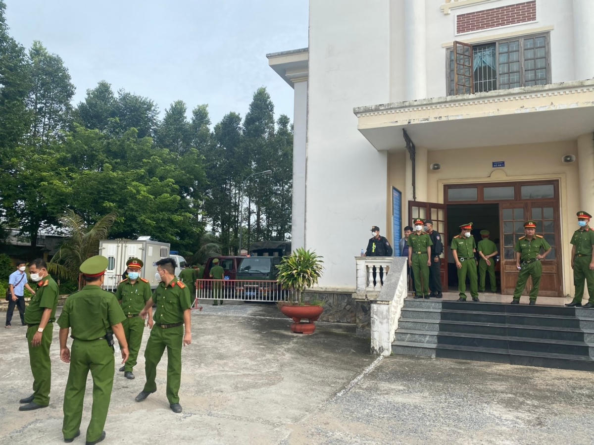 Đây là phiên tòa được nhiều người quan tâm. An ninh được thắt chặt ở khu vực ngoài phòng xử án.