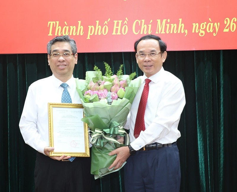 Ông Nguyễn Văn Nên - Bí thư Thành ủy TP HCM trao quyết định cho ông Nguyễn Phước Lộc (Ảnh: Thanhuytphcm.vn)
