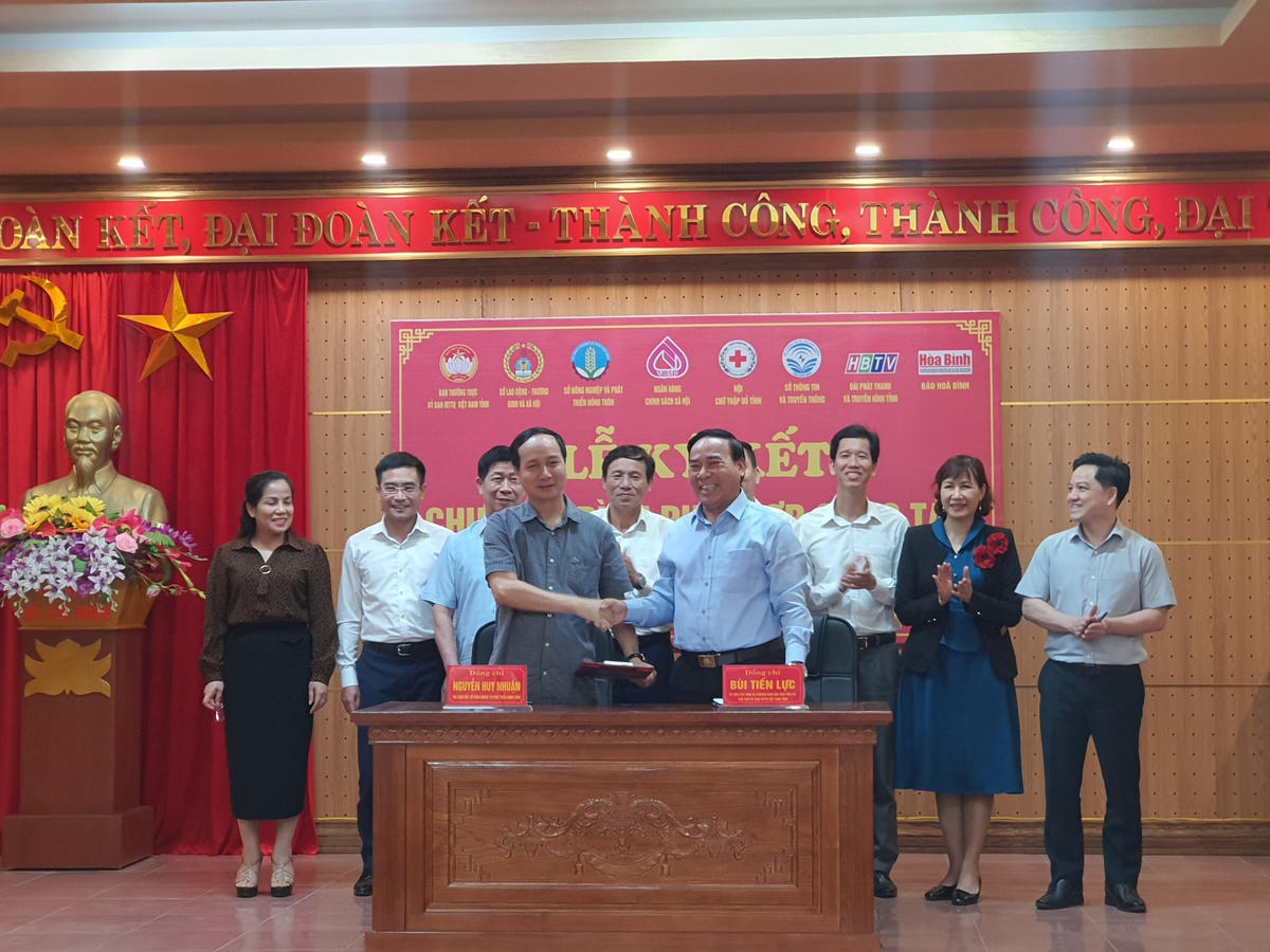 Ông Nguyễn Huy Nhuận – Giám đốc Sở Nông nghiệp và Phát triển nông thôn tỉnh Hòa Bình ký kết phối hợp công tác với Lãnh đạo Ủy ban MTTQ Việt Nam tỉnh Hòa Bình.