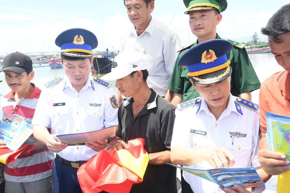 BTL Vùng CSB 2 phát tờ rơi tuyên truyền ngư dân về IUU.