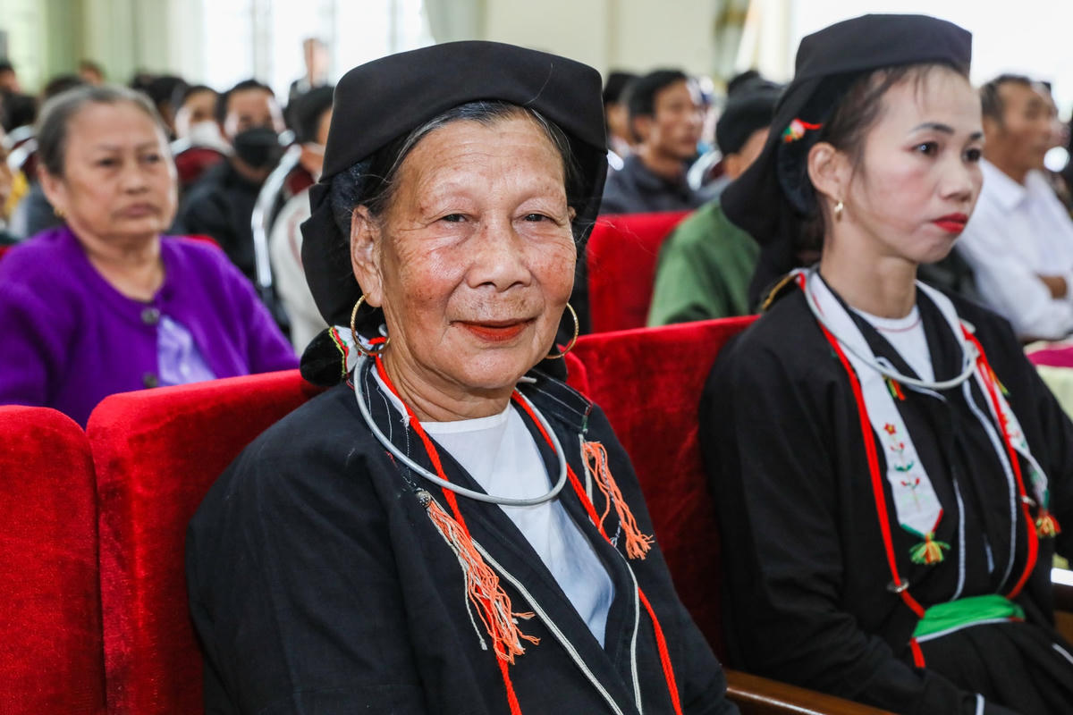 Niềm vui của bà Lại Thị Thu khi nhận món quà trước thềm năm mới.