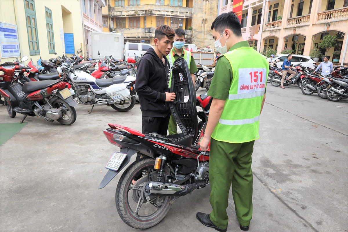 Lực lượng chức năng phối hợp bắt giữ đối tượng trộm cắp tài sản.