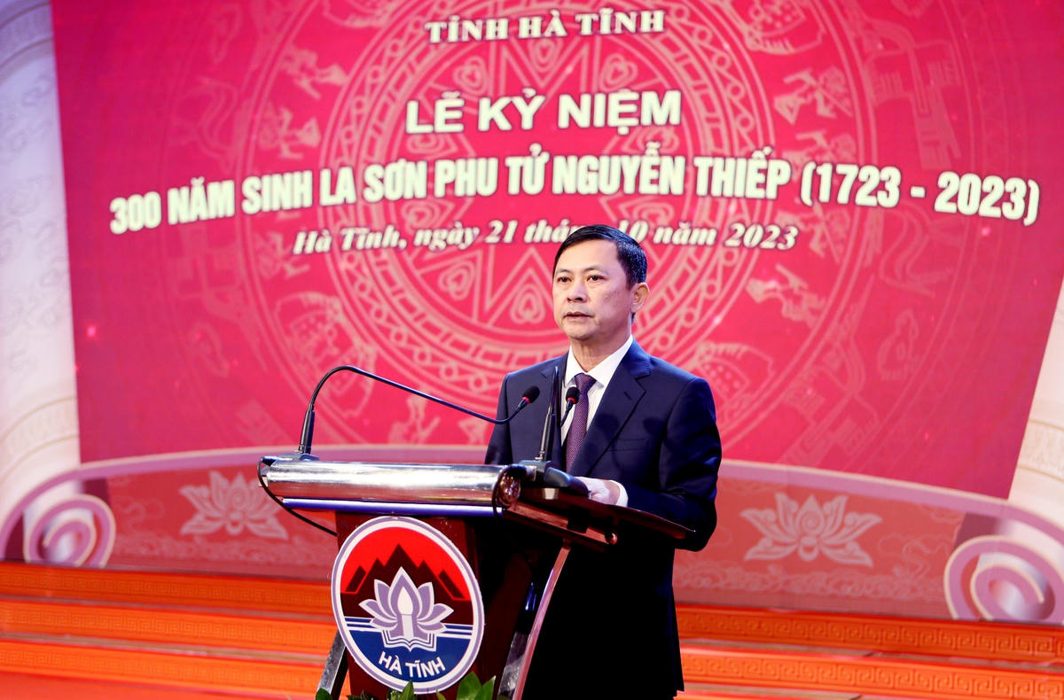 Ông Lê Ngọc Châu, Phó Chủ tịch UBND tỉnh Hà Tĩnh đọc diễn văn khai mạc.