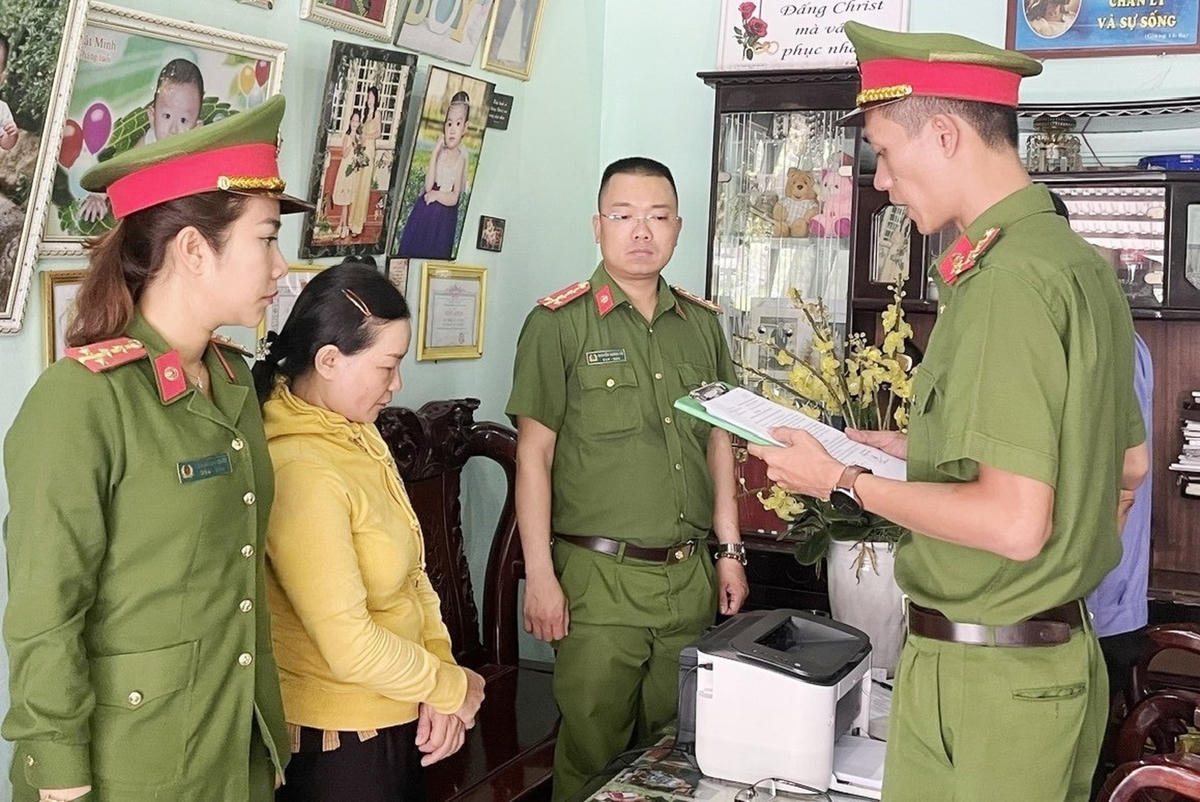 Lực lượng Công an đọc quyết định bắt đối tượng Nguyễn Thị Thu Ba.