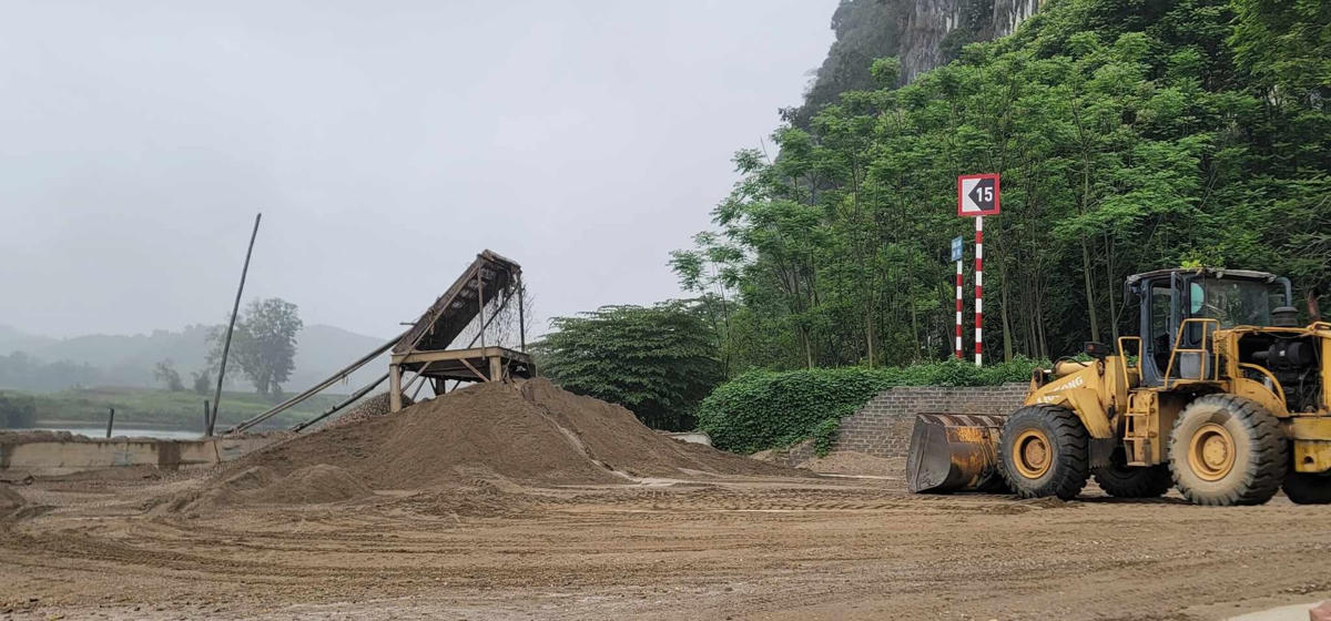 Giá vật liệu đất, cát ở Hà Tĩnh neo cao khiến doanh nghiệp thi công gặp khó khăn.