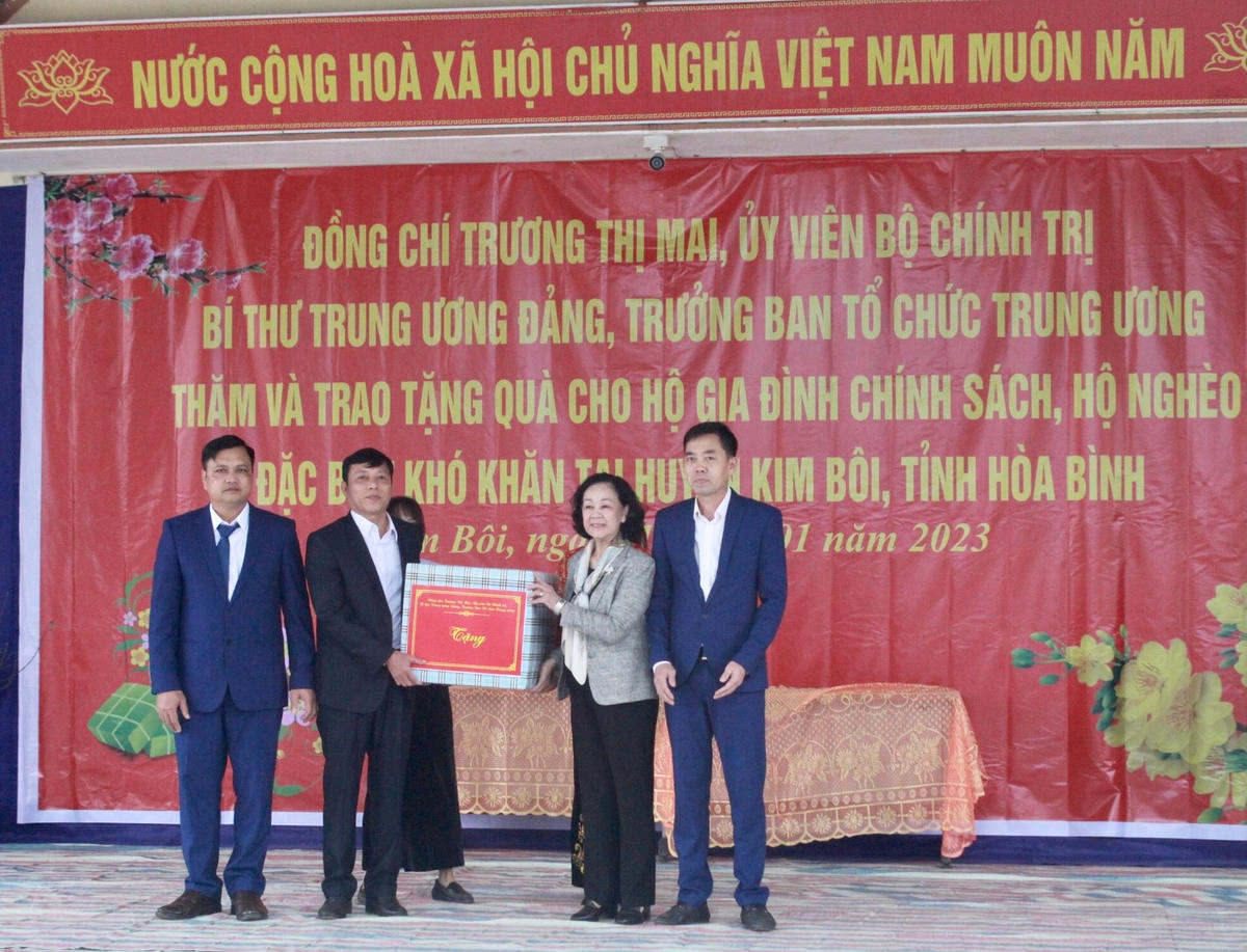 Bà Trương Thị Mai, Ủy viên Bộ Chính trị - Bí thư Trung ương Đảng - Trưởng Ban Tổ chức Trung ương tặng quà Tết cho lãnh đạo, người dân xã Kim Bôi, huyện Kim Bôi, tỉnh Hòa Bình.