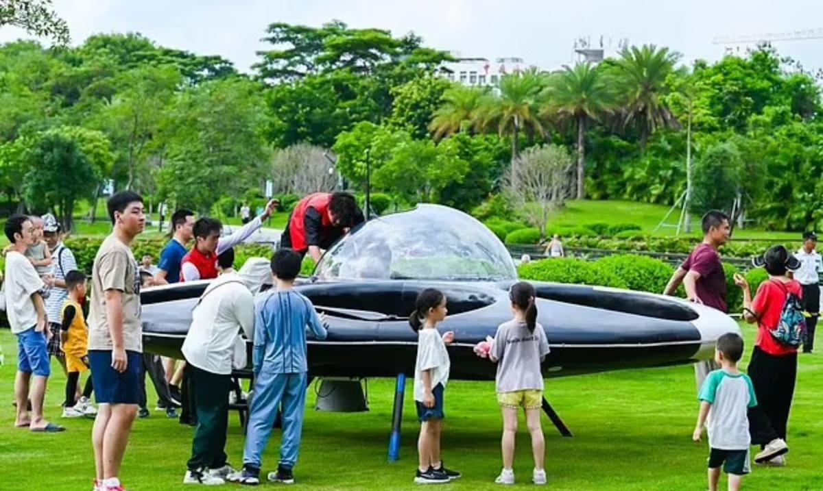Đĩa bay bay lên trên một mặt hồ ở Thâm Quyến, với một người lái trong tàu. Tuy nhiên, vẫn chưa rõ khi nào và liệu nó có sẵn sàng để chở các hành khách khác. Ảnh: Shenzhen Pages.