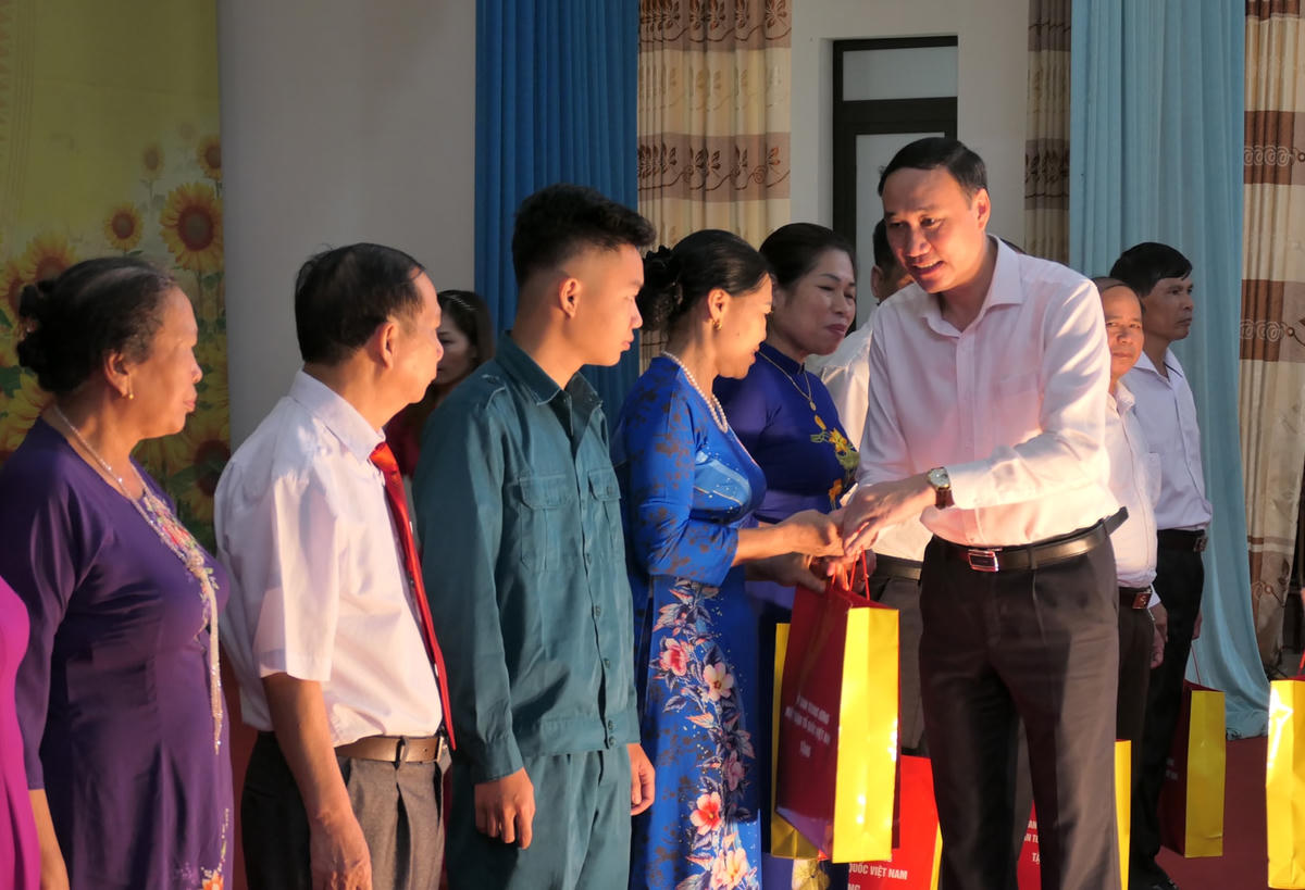 Phó Chủ tịch Phùng Khánh Tài tặng quà các hộ gia đình tiêu biểu là điển hình tiên tiến trong phong trào Toàn dân bảo vệ an ninh Tổ quốc của phường Ngọc Hà, thành phố Hà Giang.