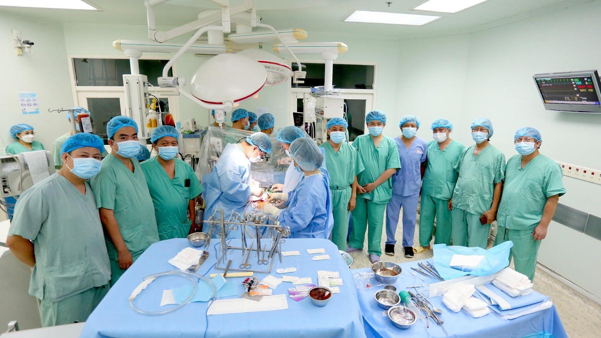 Y bác sĩ đang thực hiện ghép tim cho bệnh nhân T.V.G.