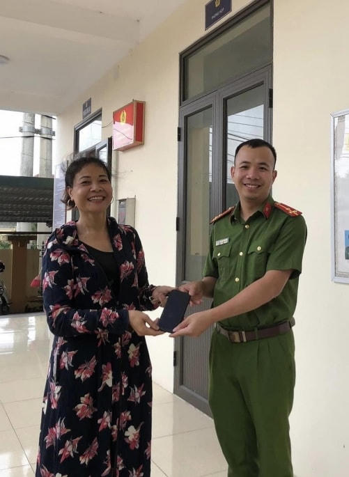 Bà Oanh vui mừng nhận lại tài sản và gửi lời cảm ơn các học sinh cũng như cán bộ Công xã Tản Hồng.