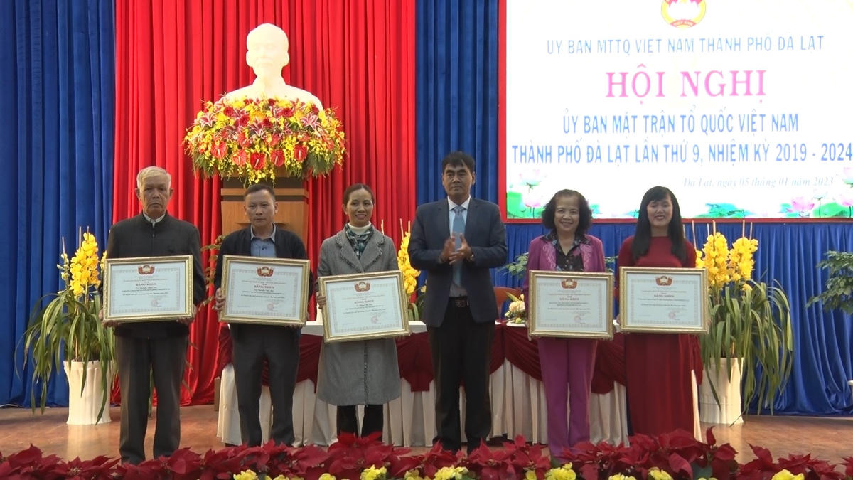 Phó Chủ tịch UBMTTQ tỉnh Lâm Đồng, ông Bon Yô Soan tặng bằng khen của UBMTTQVN tỉnh Lâm Đồng cho 2 tập thể và 3 cá nhân có thành tích xuất sắc trong công tác mặt trận năm 2022.