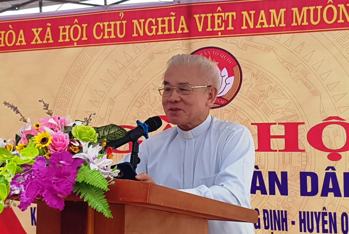 Linh mục Trần Xuân Mạnh, Phó Chủ tịch không chuyên trách UBTƯ MTTQ Việt Nam phát biểu chung vui với bà con thôn Thượng Đình 2.