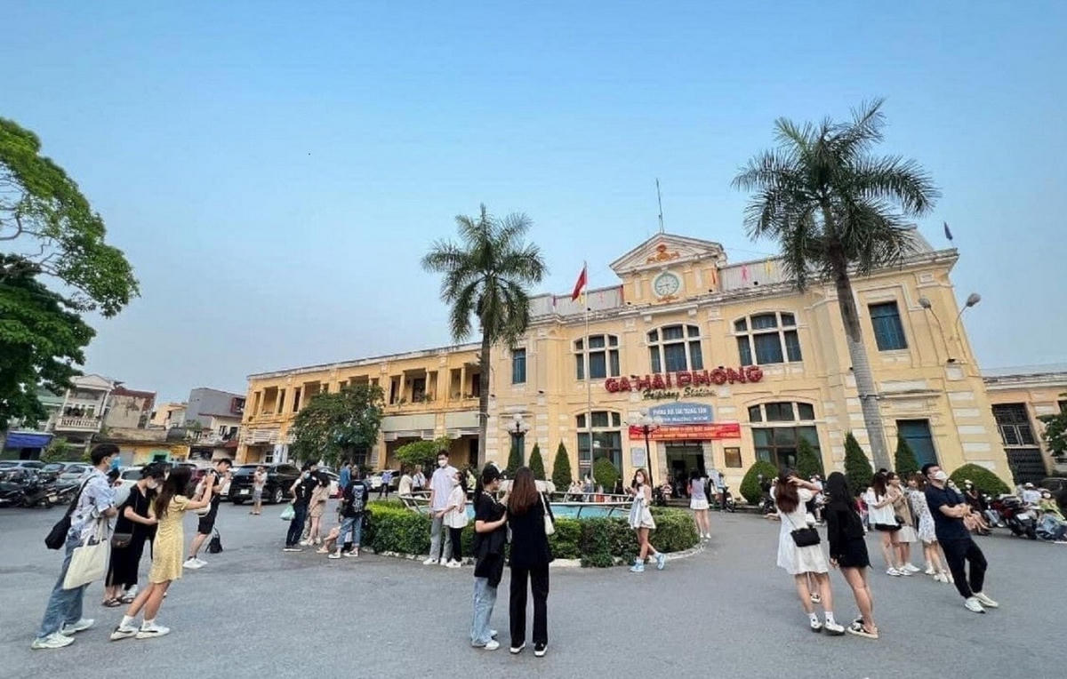 Lượng khách đến ga Hải Phòng tăng mạnh nhờ sự kết hợp giữa đường sắt và bản đồ ẩm thực.