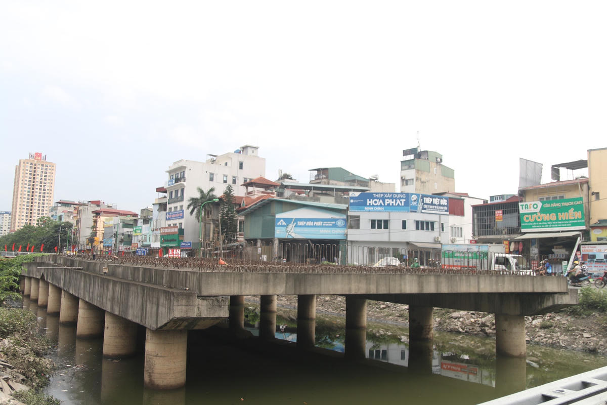 Một người dân khác cho biết tuyến đường này thường xuyên xảy ra tình trạng ùn tắc vì cây cầu bắc qua sông Lừ quá bé so với số lượng phương tiện giao thông di chuyển, đặc biệt là xe ô tô. 