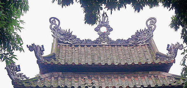 Biểu tượng hình mặt trời ở Khuê Văn Các tại Văn Miếu - Quốc Tử Giám được cho rằng bị thủng. Nguồn: TN.