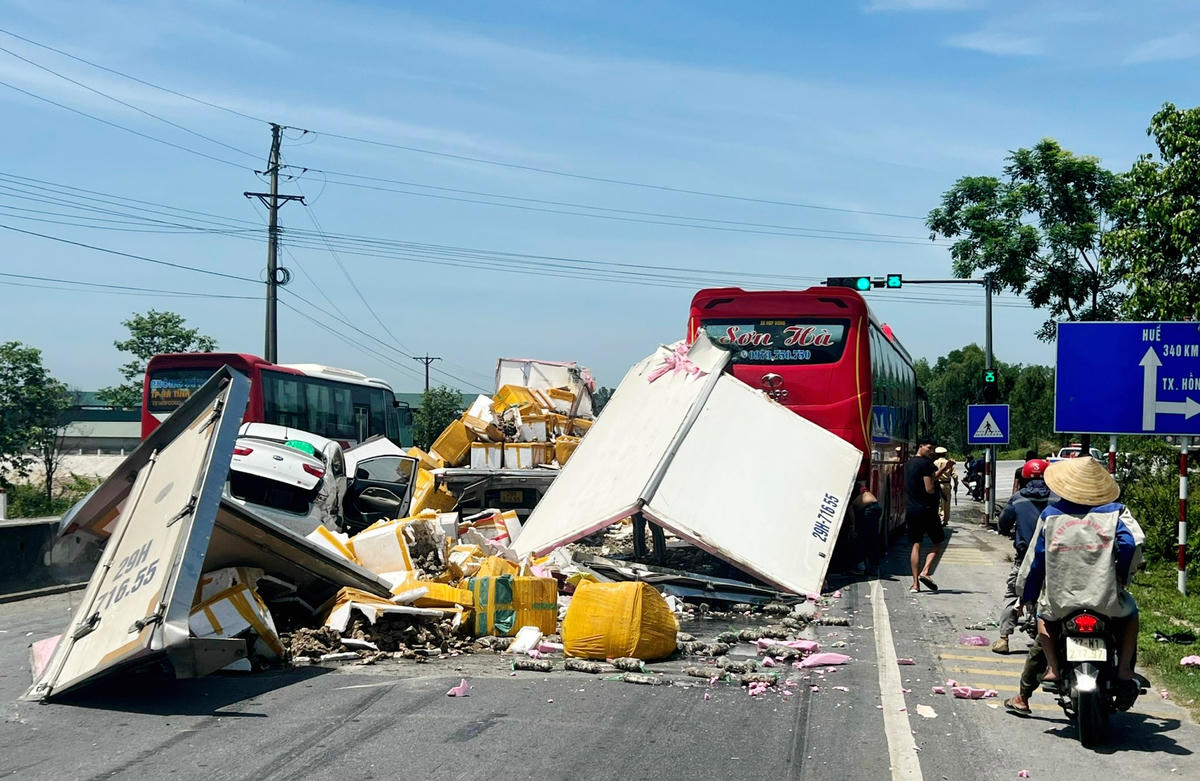 Vụ tai nạn xảy ra khi 3 phương tiện ô tô khác đang dừng đèn đỏ.