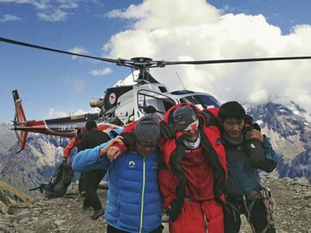 Cứu hộ người do tuyết lở ở núi Manaslu thuộc dãy Himalaya, tháng 9/2012.  