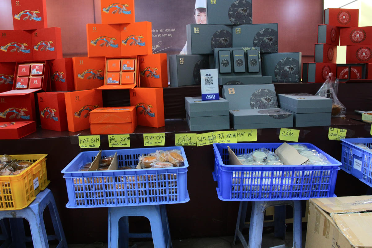 Nhiều sản phẩm mới đã được tung ra thị trường nhằm thu hút sự chú ý của khách hàng. Tuy nhiên, nhiều người mua vẫn tỏ ra không mấy “mặn mà”, khiến cho lượng bán vẫn chưa được như kỳ vọng của các đại lý bánh Trung thu.