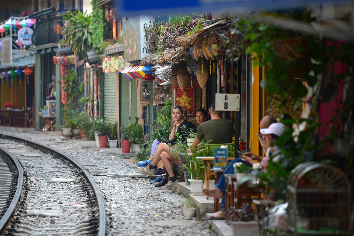 Nhiều chủ cửa hàng trên tuyến phố sau khi nhận được thông tin, quyết định không mở cửa nữa, chỉ còn lác đác vài quán vẫn còn mở cửa đón khách.