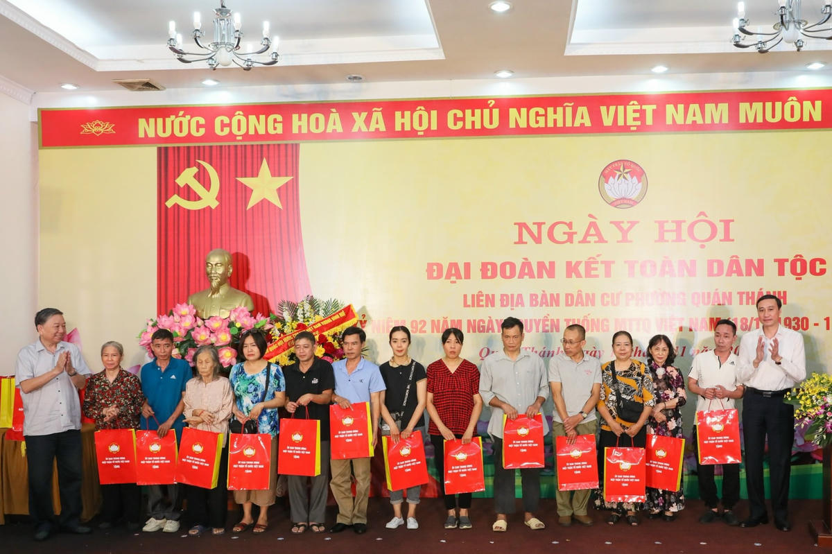Bộ trưởng Bộ Công an, Đại tướng Tô Lâm và Phó Chủ tịch UBTƯ MTTQ Việt Nam Phùng Khánh Tài trao quà tặng các gia đình có hoàn cảnh khó khăn trên địa bàn phường Quán Thánh. Ảnh: Quang Vinh.